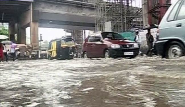 बारिश से मुंबई की लाइफलाइन 'लोकल' पर लगी ब्रेक