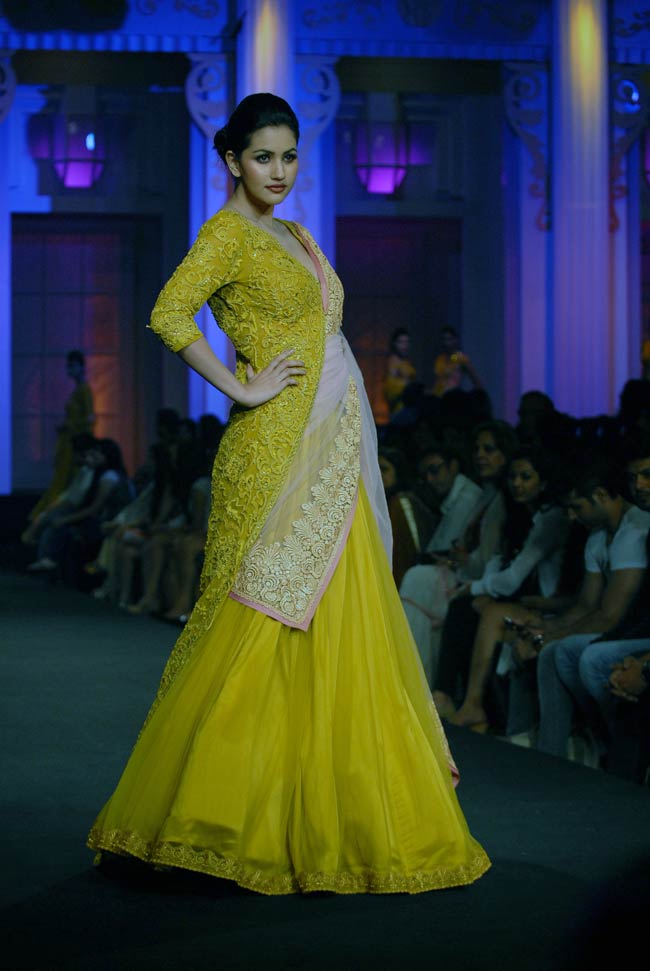 ब्राइडल फैशन वीक Day 5: सोहा और जरीन बनीं दुल्‍हन | 'दुल्हन' चित्रांगदा