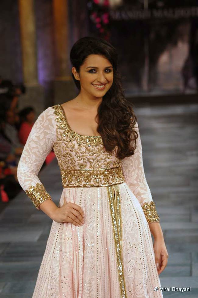 सितारों से सजा मिजवां फैशन शो... | ज्‍वेलरी वीक में सितारे