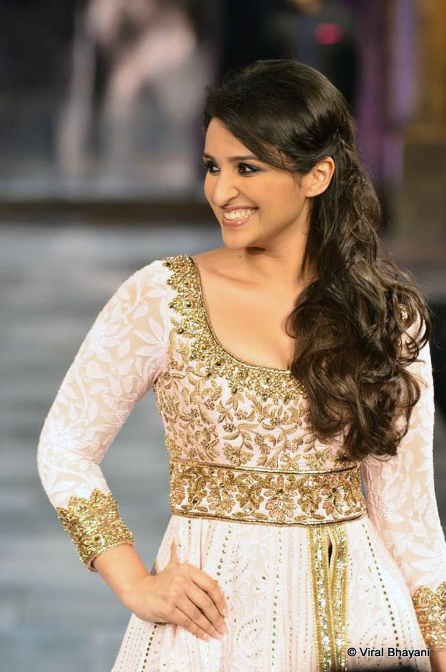 सितारों से सजा मिजवां फैशन शो... | ज्‍वेलरी वीक में सितारे