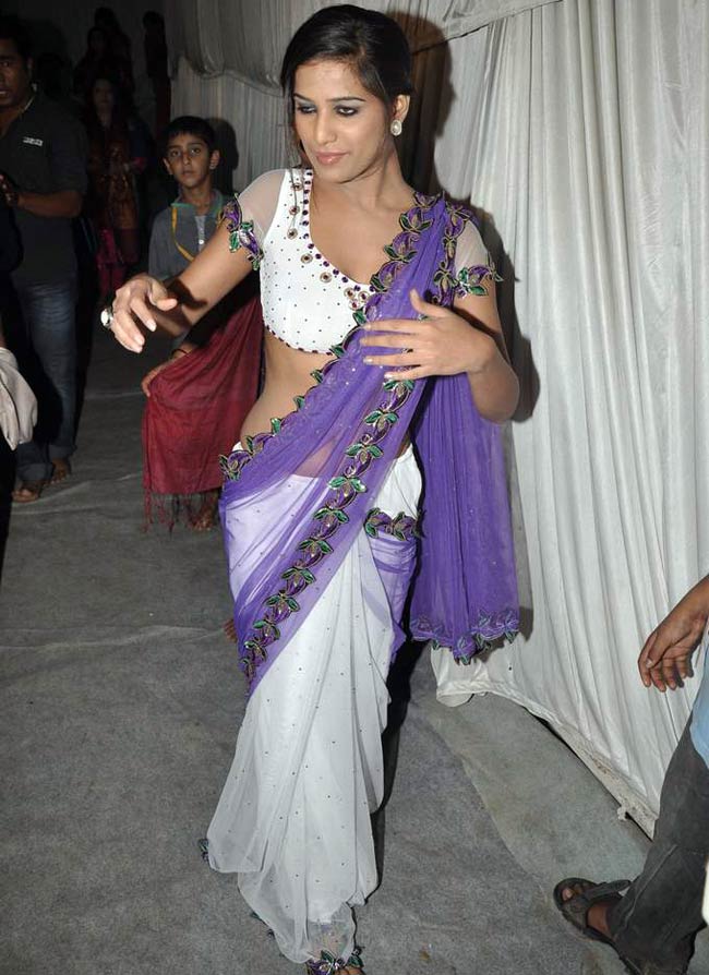 पूनम पांडे का देसी गर्ल अवतार | न्यूड पूनम