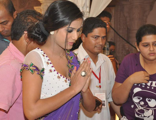 पूनम पांडे का देसी गर्ल अवतार | न्यूड पूनम