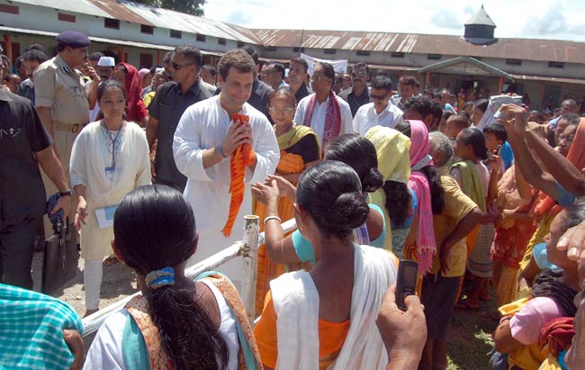 राहुल ने किया असम के हिंसा प्रभावित क्षेत्रों का दौरा