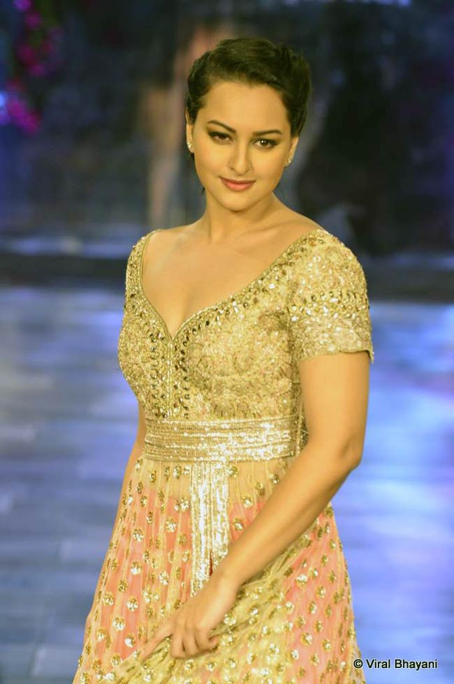 सितारों से सजा मिजवां फैशन शो... | ज्‍वेलरी वीक में सितारे