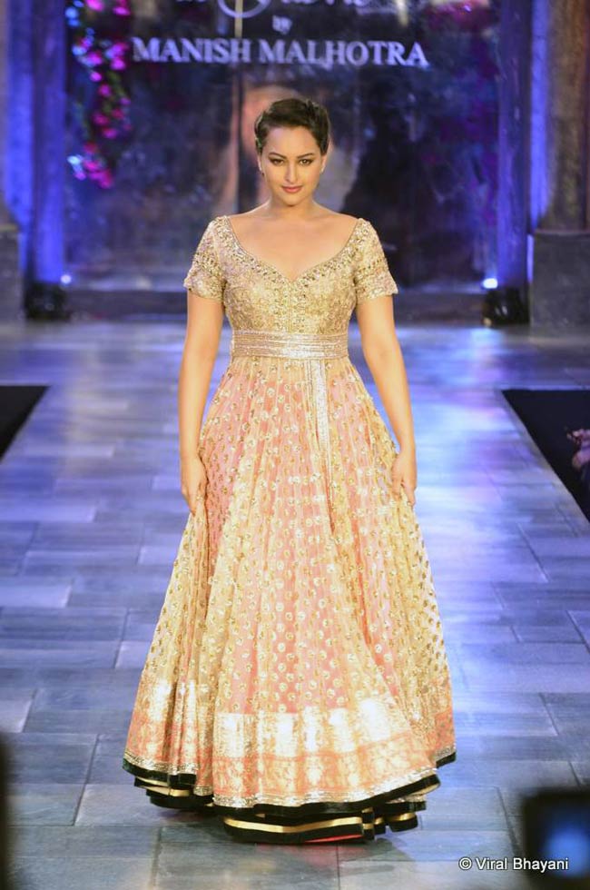 सितारों से सजा मिजवां फैशन शो... | ज्‍वेलरी वीक में सितारे