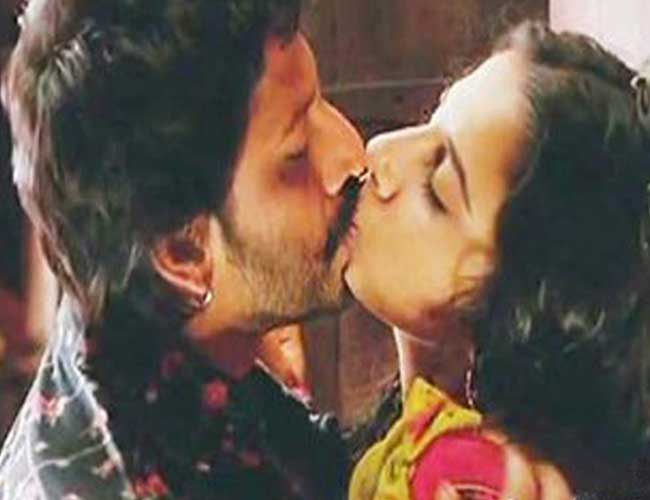 तस्‍वीरों में देखें बॉलीवुड के हॉट किसिंग सीन | बोल्ड बालाएं