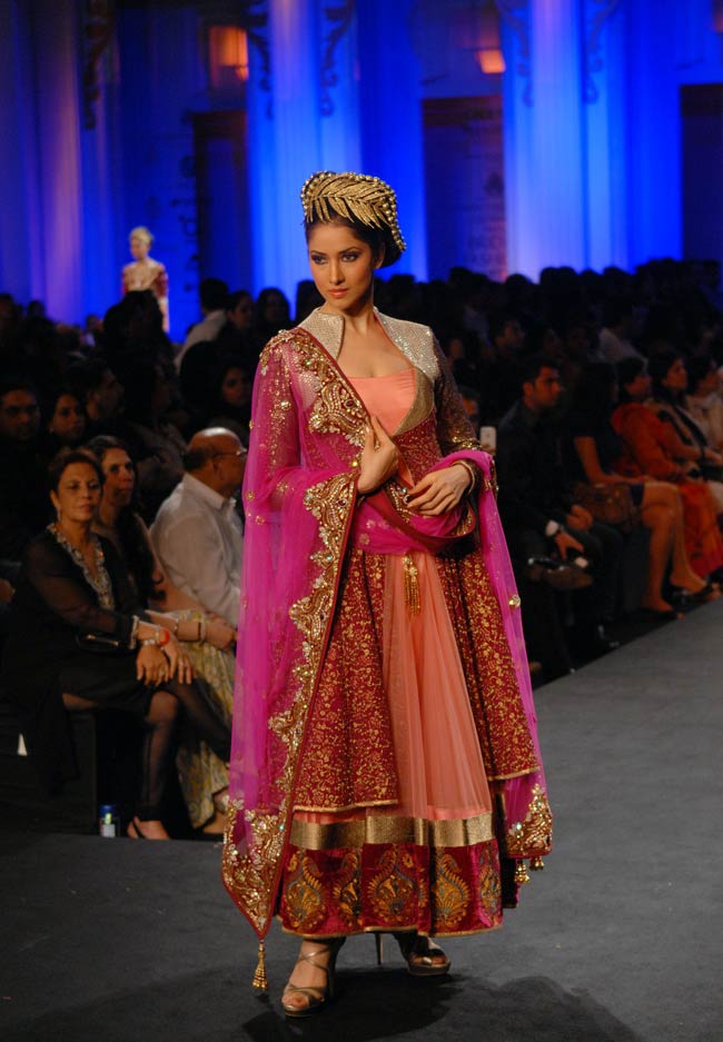 ब्राइडल फैशन वीक Day 5: सोहा और जरीन बनीं दुल्‍हन | 'दुल्हन' चित्रांगदा