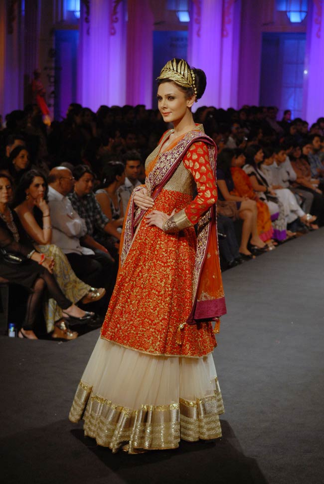 ब्राइडल फैशन वीक Day 5: सोहा और जरीन बनीं दुल्‍हन | 'दुल्हन' चित्रांगदा