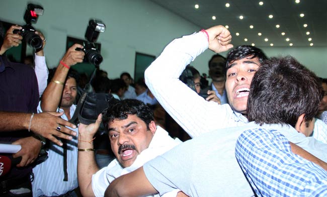 अरविंद केजरीवाल ने फिर चलाया सियासी चेहरों पर तीर