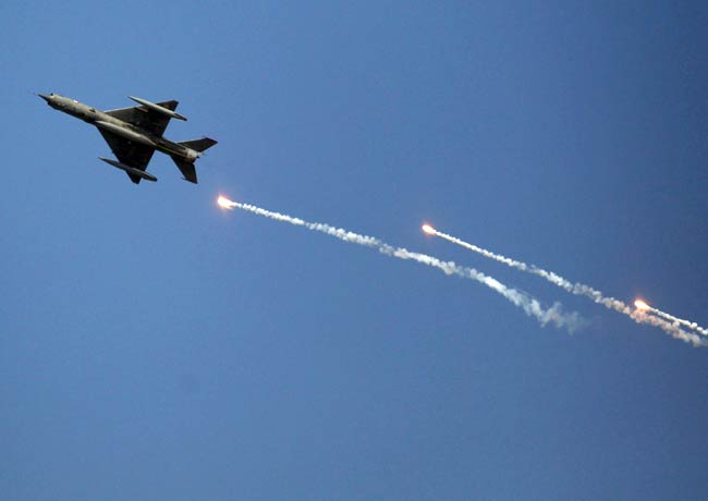 वायु सेना के 80 साल पूरे, आसमान में दिखाई ताकत