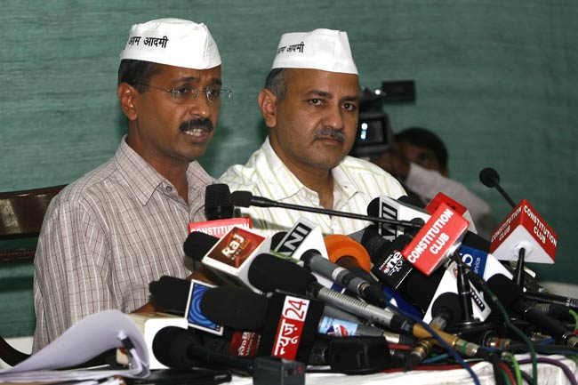 अरविंद केजरीवाल ने फिर चलाया सियासी चेहरों पर तीर