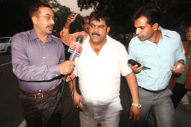 अरविंद केजरीवाल ने फिर चलाया सियासी चेहरों पर तीर