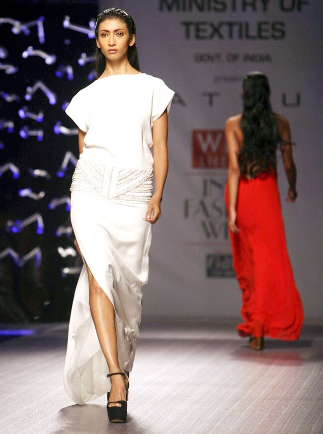 विल्स फैशन वीक के पहले दिन हसीनाओं का जलवा | हिट जोड़ी