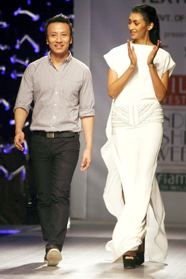 विल्स फैशन वीक के पहले दिन हसीनाओं का जलवा | हिट जोड़ी