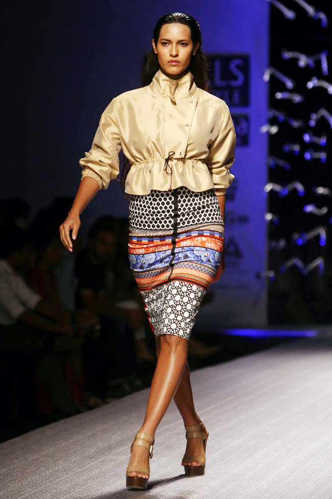 विल्स फैशन वीक के पहले दिन हसीनाओं का जलवा | हिट जोड़ी