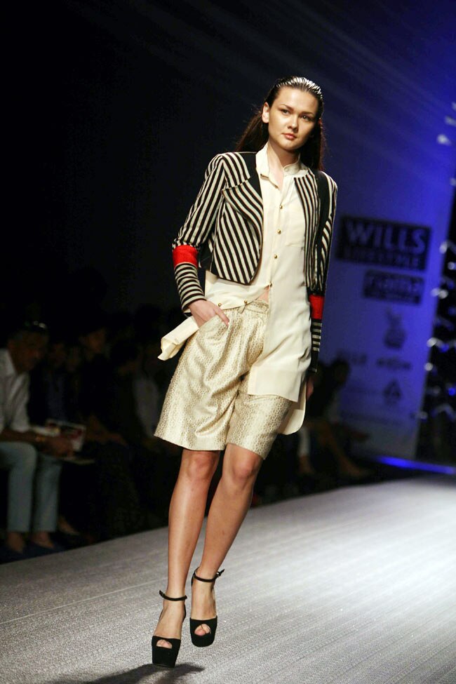 विल्स फैशन वीक के पहले दिन हसीनाओं का जलवा | हिट जोड़ी