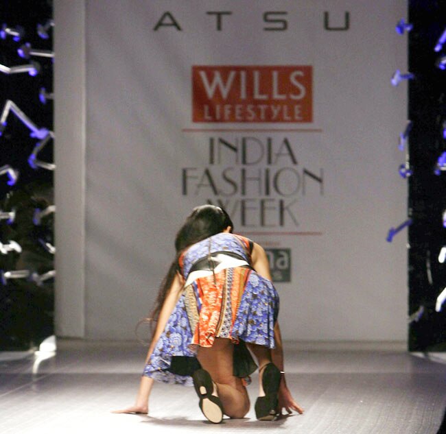 विल्स फैशन वीक के पहले दिन हसीनाओं का जलवा | हिट जोड़ी