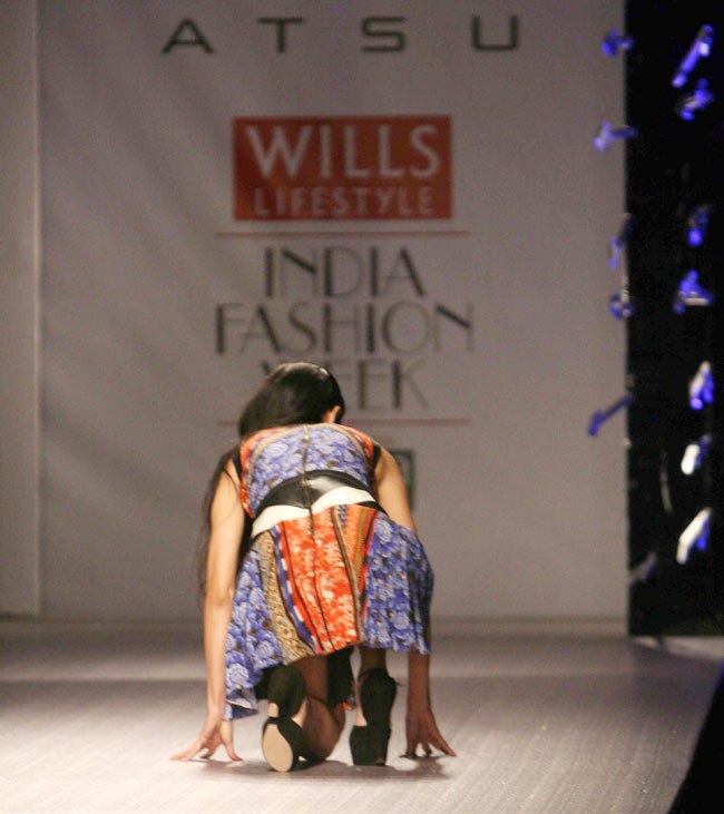 विल्स फैशन वीक के पहले दिन हसीनाओं का जलवा | हिट जोड़ी