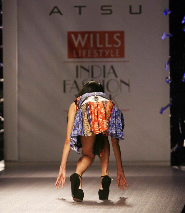 विल्स फैशन वीक के पहले दिन हसीनाओं का जलवा | हिट जोड़ी