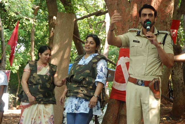 Exclusive: 'चक्रव्‍यूह' के प्रमोशन का अनोखा स्टाइल