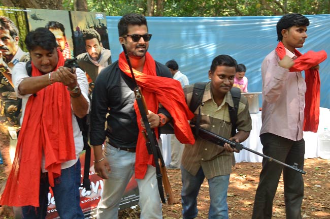 Exclusive: 'चक्रव्‍यूह' के प्रमोशन का अनोखा स्टाइल