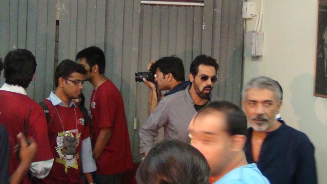 Exclusive: फिल्‍म 'चक्रव्‍यूह' के प्रमोशन में जुटी पूरी टीम