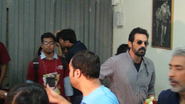 Exclusive: फिल्‍म 'चक्रव्‍यूह' के प्रमोशन में जुटी पूरी टीम