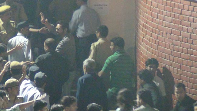 Exclusive: फिल्‍म 'चक्रव्‍यूह' के प्रमोशन में जुटी पूरी टीम