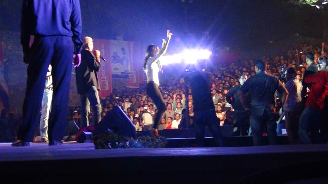 Exclusive: फिल्‍म 'चक्रव्‍यूह' के प्रमोशन में जुटी पूरी टीम