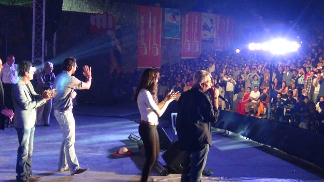 Exclusive: फिल्‍म 'चक्रव्‍यूह' के प्रमोशन में जुटी पूरी टीम