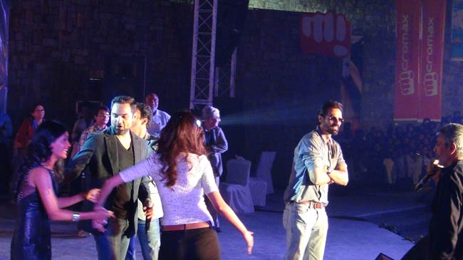 Exclusive: फिल्‍म 'चक्रव्‍यूह' के प्रमोशन में जुटी पूरी टीम