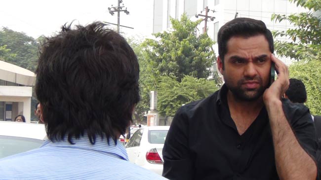 Exclusive: फिल्‍म 'चक्रव्‍यूह' के प्रमोशन में जुटी पूरी टीम