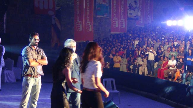 Exclusive: फिल्‍म 'चक्रव्‍यूह' के प्रमोशन में जुटी पूरी टीम