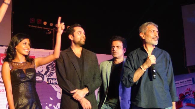 Exclusive: फिल्‍म 'चक्रव्‍यूह' के प्रमोशन में जुटी पूरी टीम