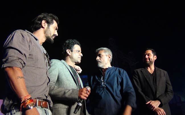 Exclusive: फिल्‍म 'चक्रव्‍यूह' के प्रमोशन में जुटी पूरी टीम