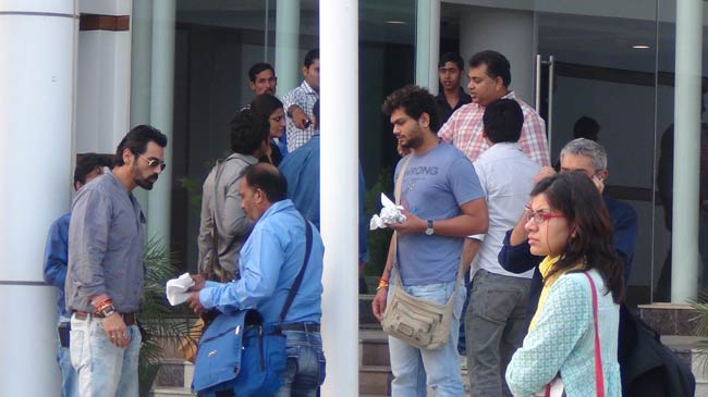 Exclusive: फिल्‍म 'चक्रव्‍यूह' के प्रमोशन में जुटी पूरी टीम