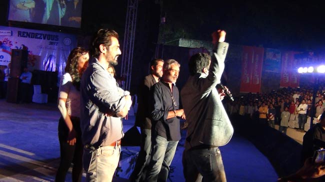 Exclusive: फिल्‍म 'चक्रव्‍यूह' के प्रमोशन में जुटी पूरी टीम