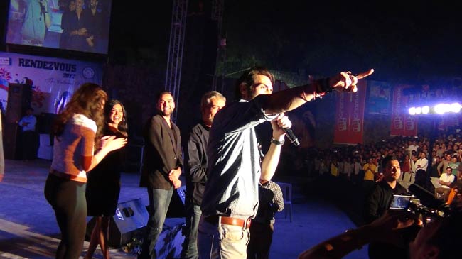 Exclusive: फिल्‍म 'चक्रव्‍यूह' के प्रमोशन में जुटी पूरी टीम