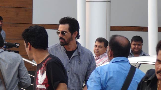 Exclusive: फिल्‍म 'चक्रव्‍यूह' के प्रमोशन में जुटी पूरी टीम