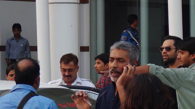 Exclusive: फिल्‍म 'चक्रव्‍यूह' के प्रमोशन में जुटी पूरी टीम