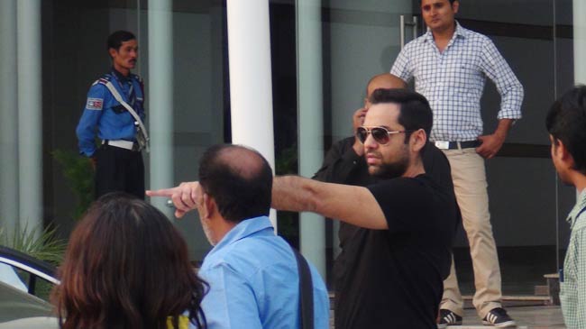 Exclusive: फिल्‍म 'चक्रव्‍यूह' के प्रमोशन में जुटी पूरी टीम