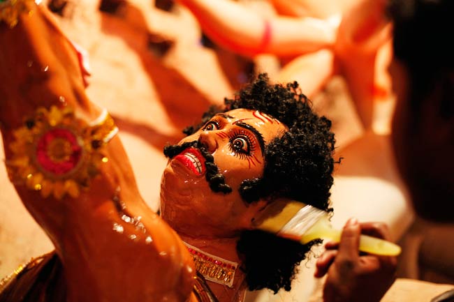 ढाक की थाप के साथ्‍ा शुरू हुई दुर्गा पूजा