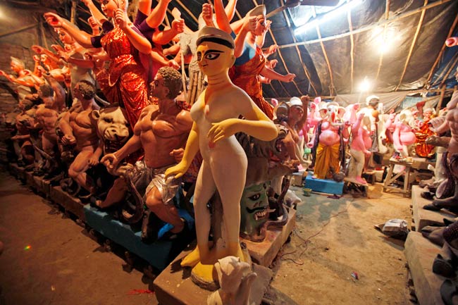 ढाक की थाप के साथ्‍ा शुरू हुई दुर्गा पूजा