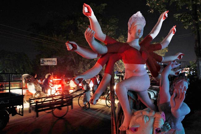 ढाक की थाप के साथ्‍ा शुरू हुई दुर्गा पूजा