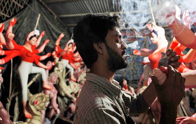 ढाक की थाप के साथ्‍ा शुरू हुई दुर्गा पूजा