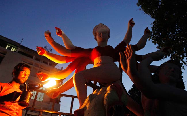 ढाक की थाप के साथ्‍ा शुरू हुई दुर्गा पूजा