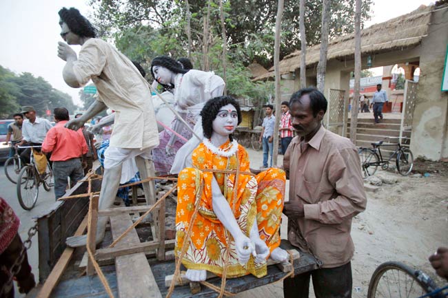 ढाक की थाप के साथ्‍ा शुरू हुई दुर्गा पूजा