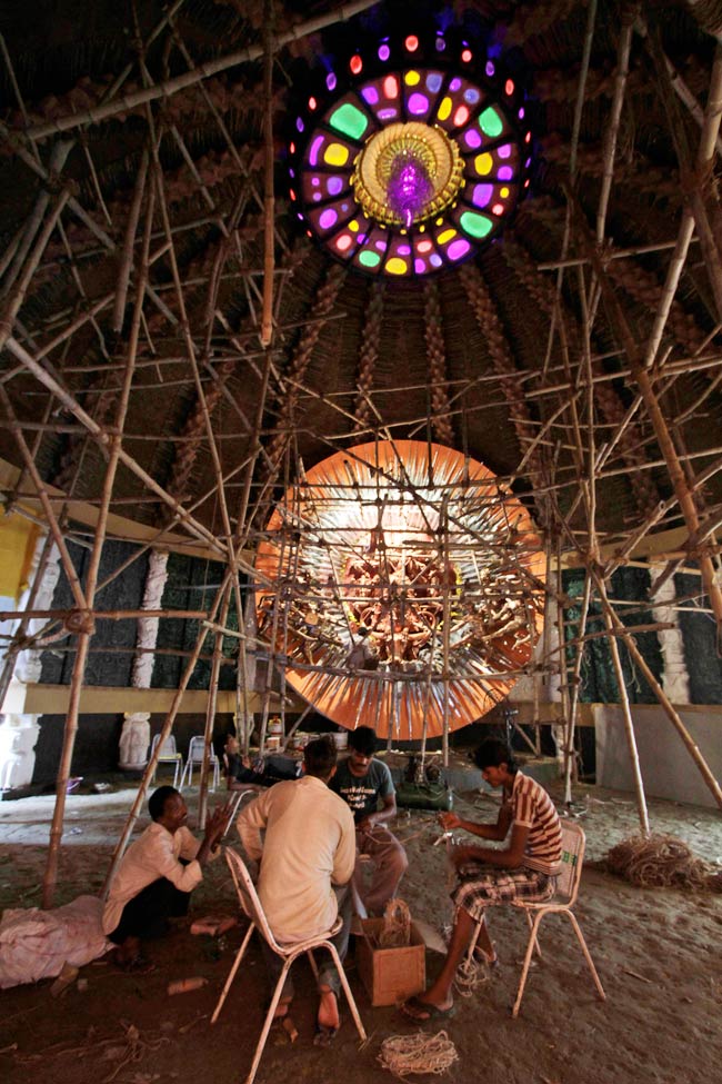 ढाक की थाप के साथ्‍ा शुरू हुई दुर्गा पूजा