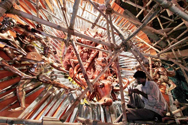 ढाक की थाप के साथ्‍ा शुरू हुई दुर्गा पूजा