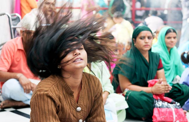 ढाक की थाप के साथ्‍ा शुरू हुई दुर्गा पूजा